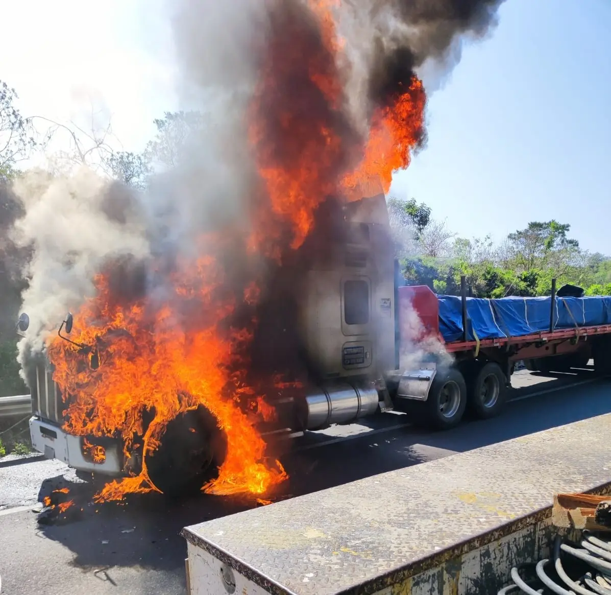 Tráiler se calcina por corto circuito en la Puebla-Orizaba