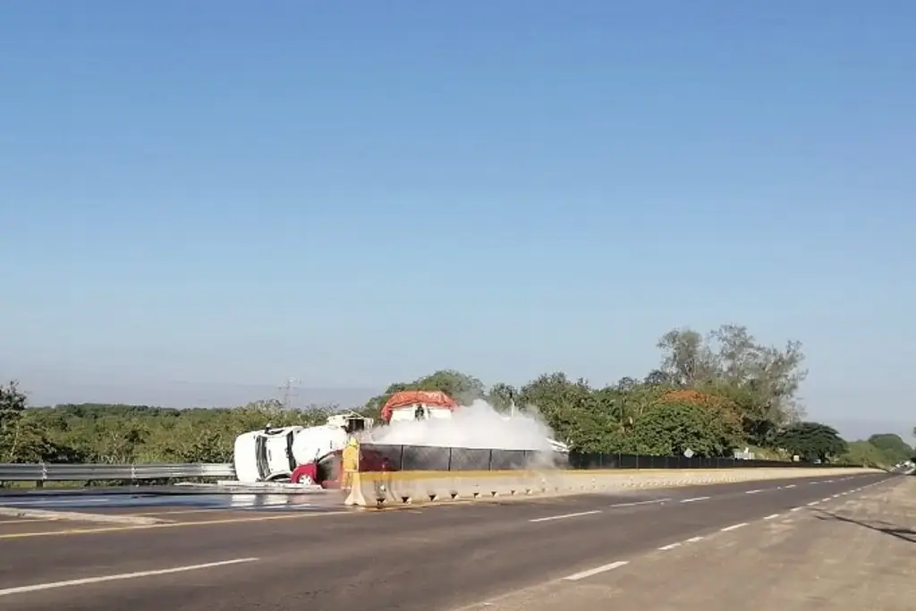 Cierre por accidente de pipa con gas LP en carretera Jáltipan-Acayucan