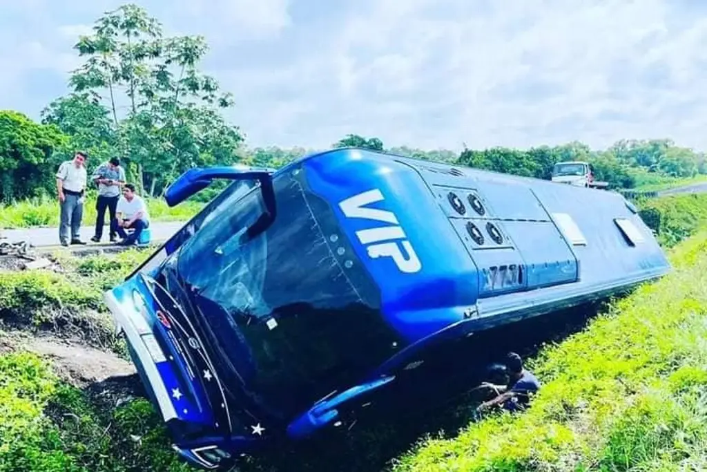 Vuelca autobús tras presunto intento de asalto en carretera de Veracruz