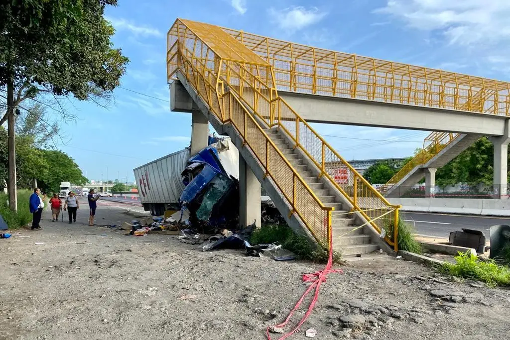 Persiste cierre en autopista Veracruz-Cardel por fuerte accidente