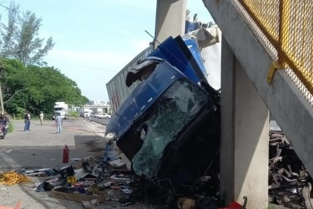 Sigue cierre vial tras accidente en autopista Veracruz-Cardel; analizan demoler puente peatonal