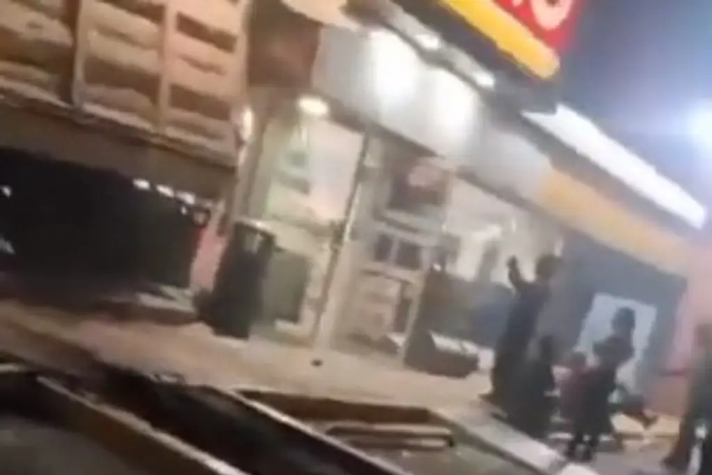 Quedaron sepultados tras impacto de camión en tienda de conveniencia al sur de Veracruz