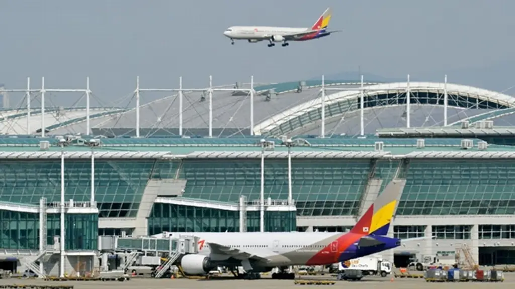 Se encierra en el baño de avión en pleno vuelo y se quita la vida