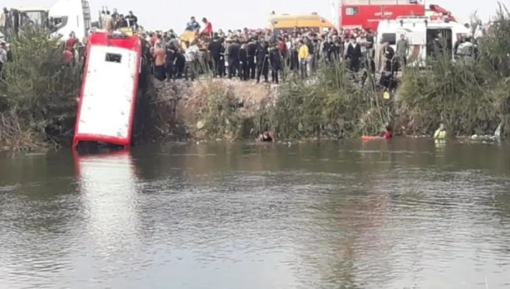 Muer3n 5 niños en un accidente tras caer vehículo en que viajaban al río