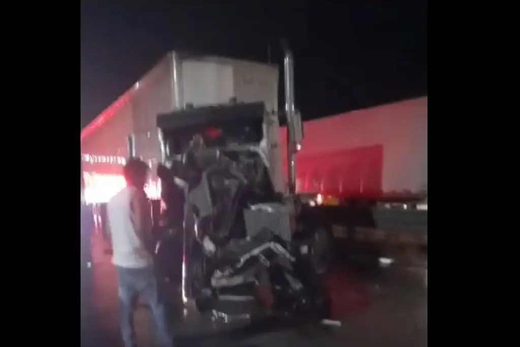 Choque entre 2 tráileres deja cuantiosos daños en autopista Córdoba-Veracruz; conductor huye