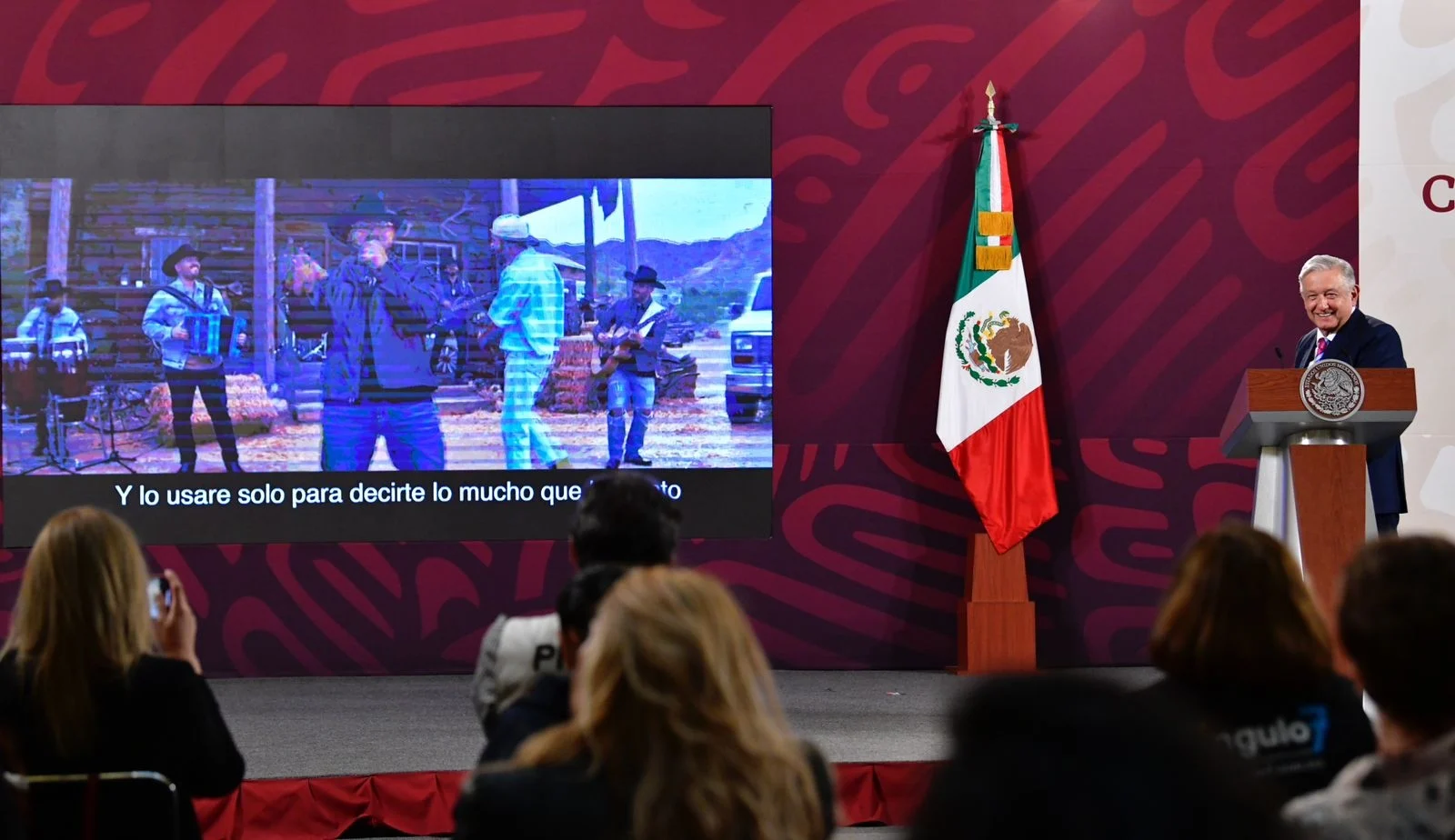 Por canción de Bad Bunny, bloquean transmisión de la mañanera de AMLO en YouTube