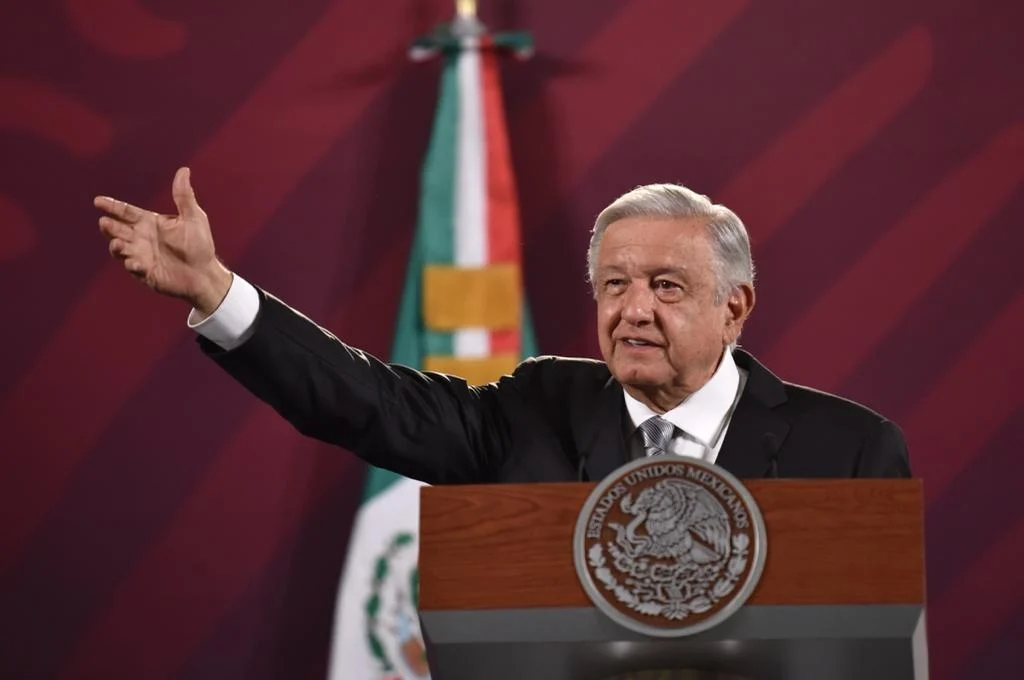 AMLO agradece a Biden por denuncia contra el gobernador de Texas por instalar boyas en el río Bravo