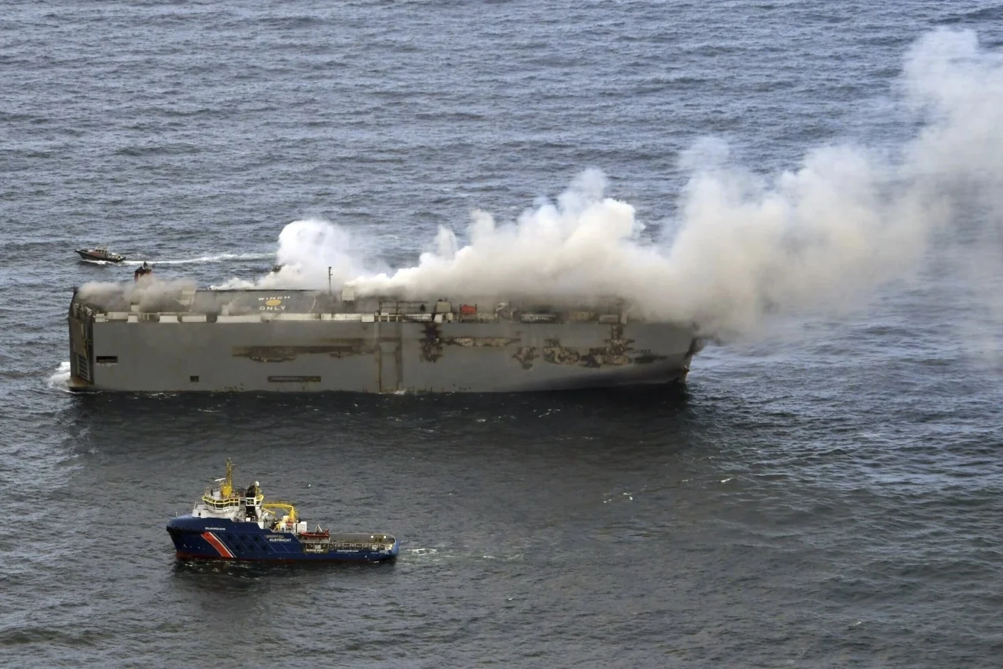 Un barco con casi 3 mil autos arde en el mar, cerca de un importante espacio natural