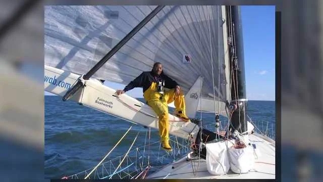 Localizan embarcación volcada en Acapulco, pero marinero estadunidense sigue desaparecido