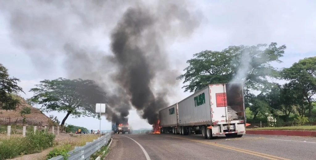 Encapuchados interceptan e incendian dos camiones de carga en Venustiano Carranza, Chiapas