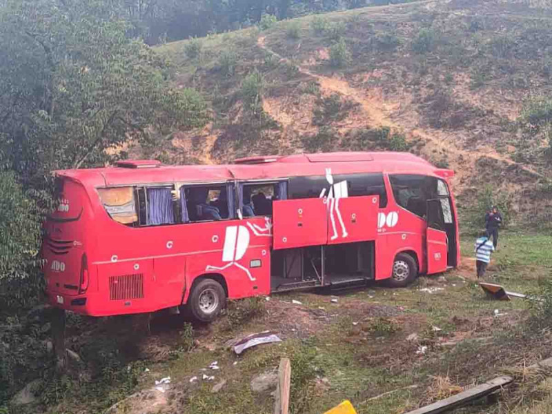 Autobús se desbarranca en Hidalgo; hay 15 lesionados