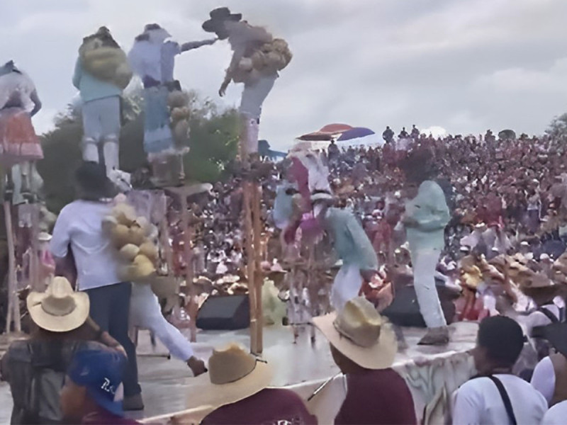 Caen danzantes con zancos en pleno escenario de la Guelaguetza