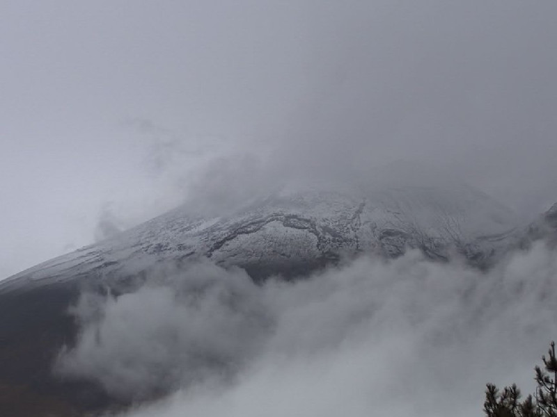 Popocatépetl registra 3 explosiones y emite 82 exhalaciones