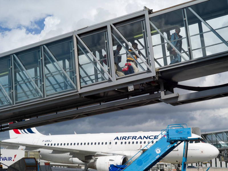 Pasajera hiere de bala a funcionaria de aduanas en el aeropuerto en París