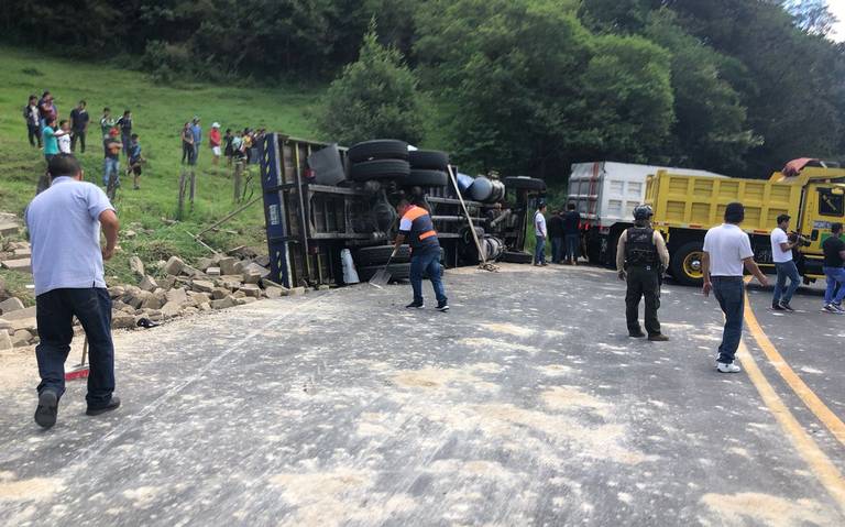 Rescatan a conductor atrapado en tráiler tras volcadura; ocurrió en la carretera Xalapa-Perote