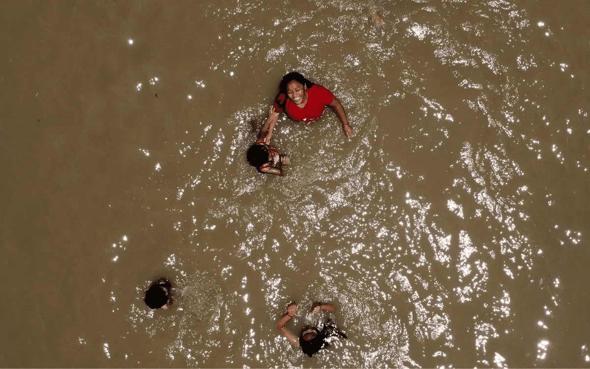 Calor extremo orilla a familias a refrescarse en el río Bravo, pese a contaminación y Patrulla Fronteriza