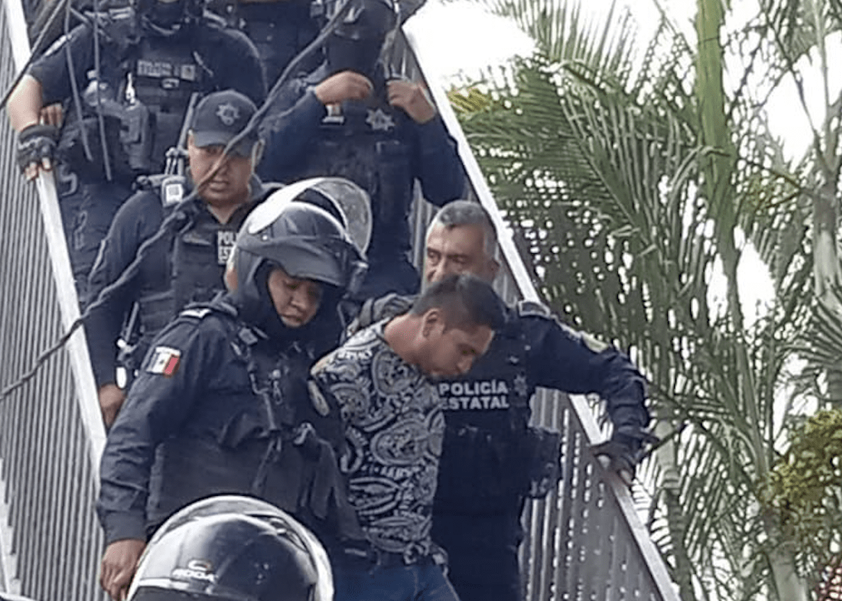 Policías rescatan a joven que pretendía suicidarse desde un puente peatonal