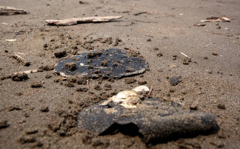 Contaminación por derrames de hidrocarburo llega a playas de Coatzacoalcos