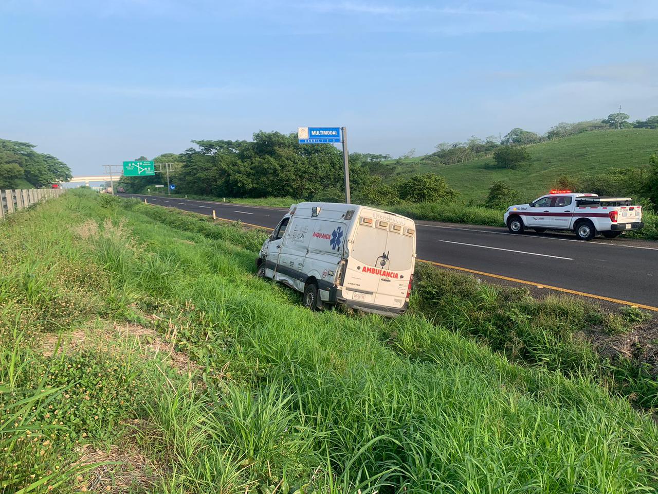 Paramédicos de Protección Civil de Acayucan sufren fuerte accidente en la Autopista La Tinaja – Cosoleacaque.