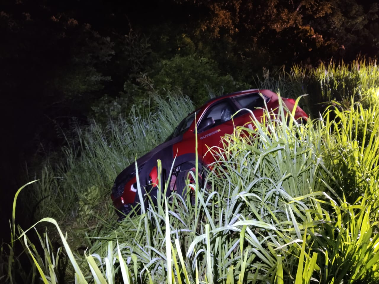 🚨 Chiki-coche termina fuera de la cinta asfáltica.