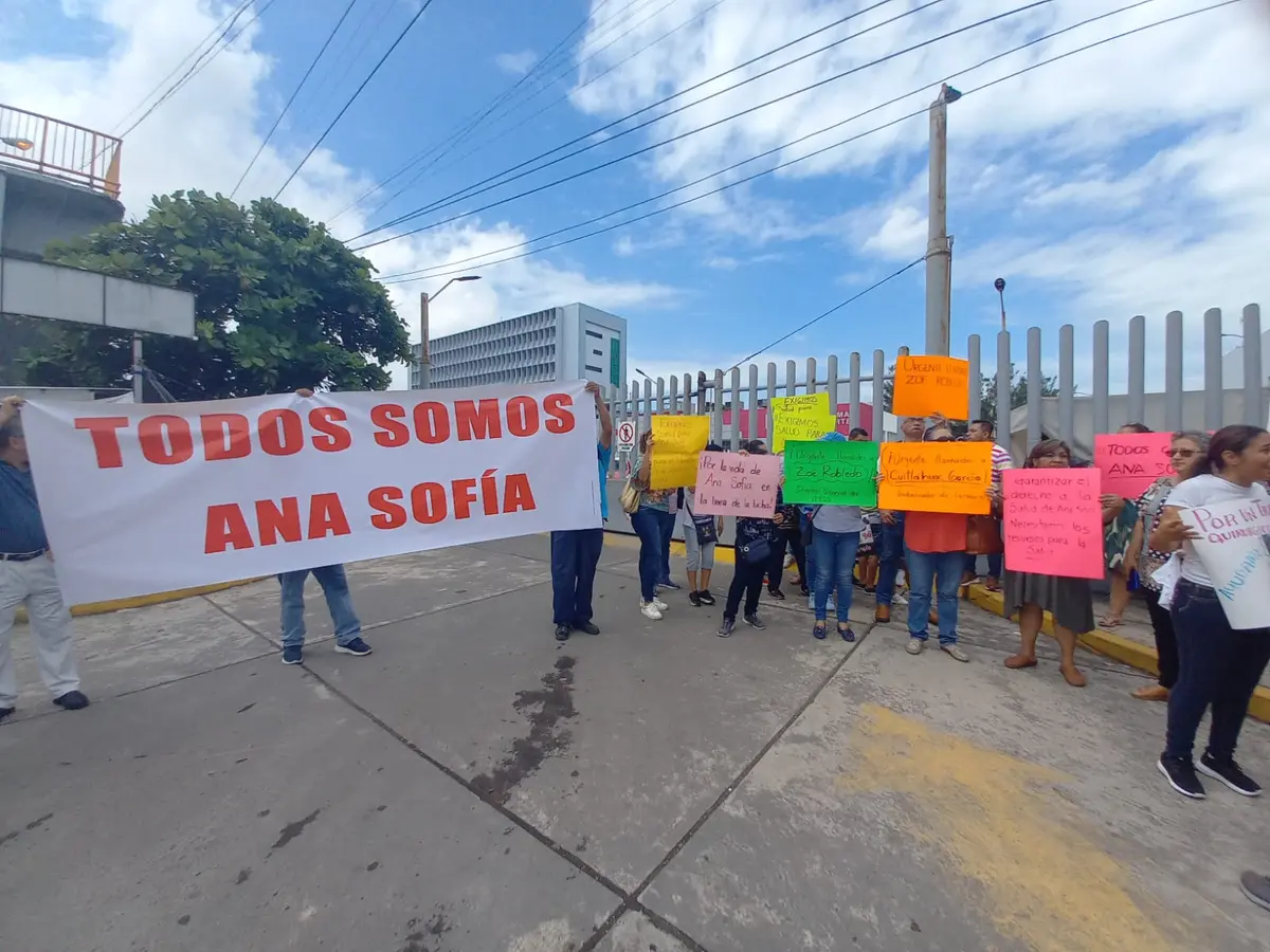 IMSS retrasa cirugía urgente a niña Ana Sofía en Veracruz, denuncian padres