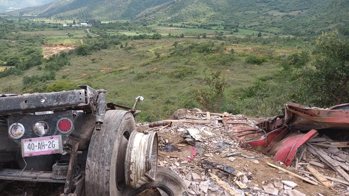 Tráiler cae a barranco en Cumbres de Maltrata y deja 2 muert0s