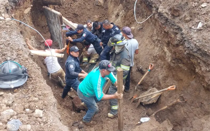 Alud de tierra sepulta a tres trabajadores en Xalapa