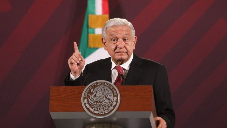 AMLO reprueba los espectaculares a favor de las «corcholatas» de Morena