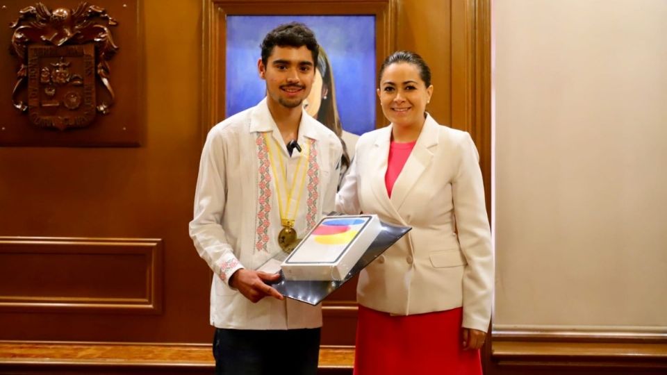 Tere Jiménez reconoce el talento de Rogelio Guerrero, ganador del oro en la Olimpiada Internacional de Matemáticas