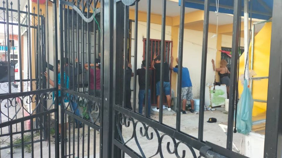 Detienen a pareja que obligaba a trabajar a 20 niños como vendedores ambulantes en Playa del Carmen