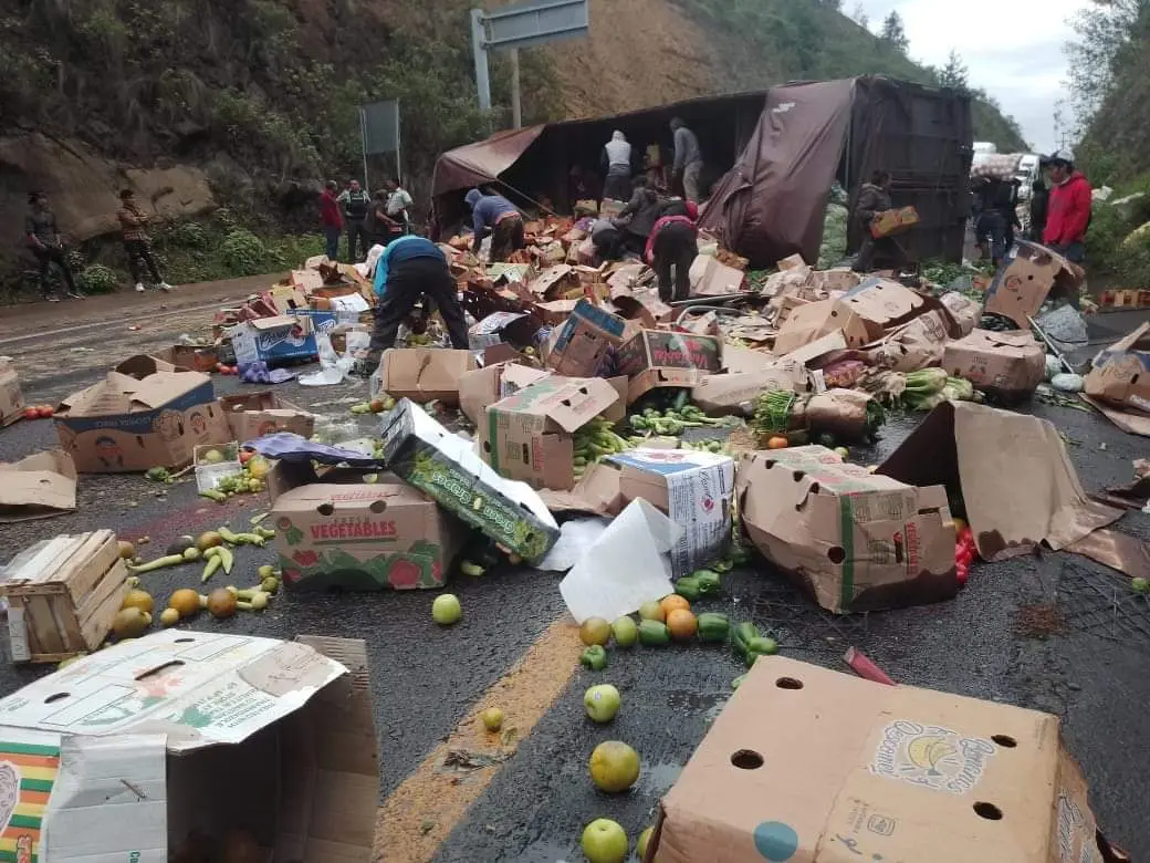 Camión con verduras vuelca y lo rapiñan en Cumbres de Maltrata