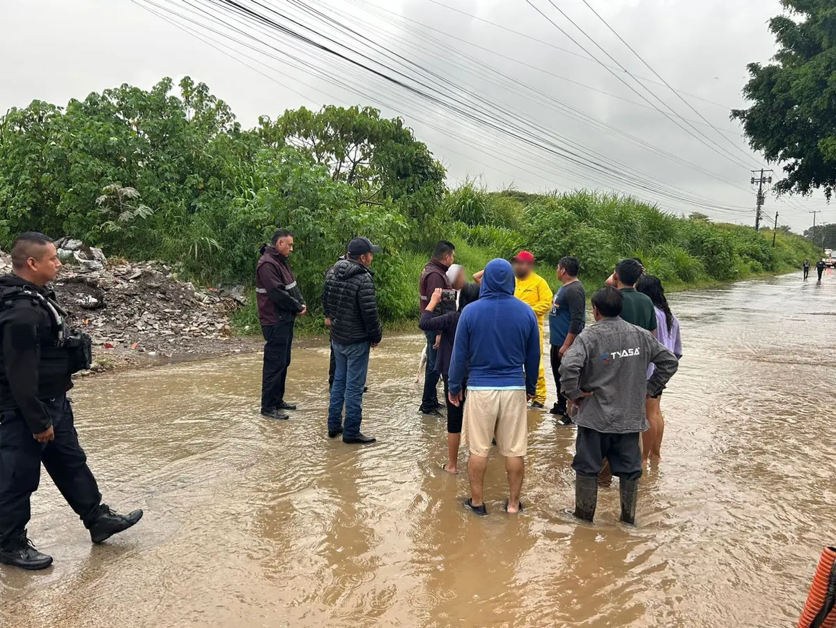 Autopista Puebla-Córdoba se inunda tras intensas lluvias en Ixtaczoquitlán