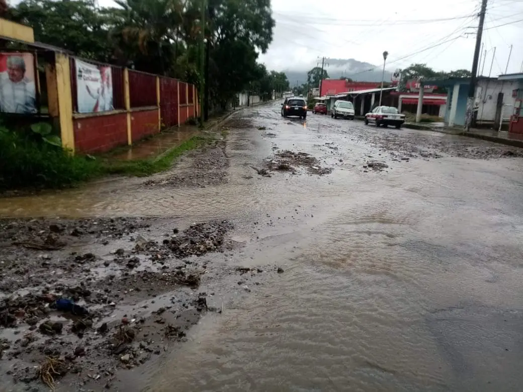 Lluvias arrastran basura, escombros y piedras en Atzacan