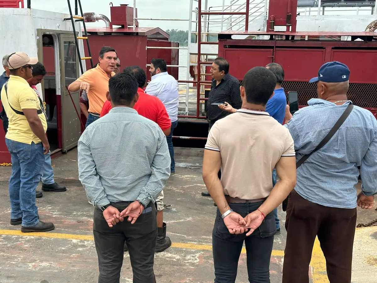 Por descuentos, empleados suspenden servicio de transbordador en Coatza