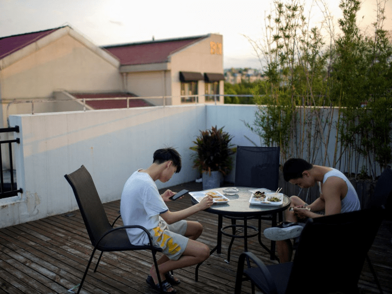 China quiere limitar el uso de teléfonos en los niños; sólo podrían usarlo dos horas al día