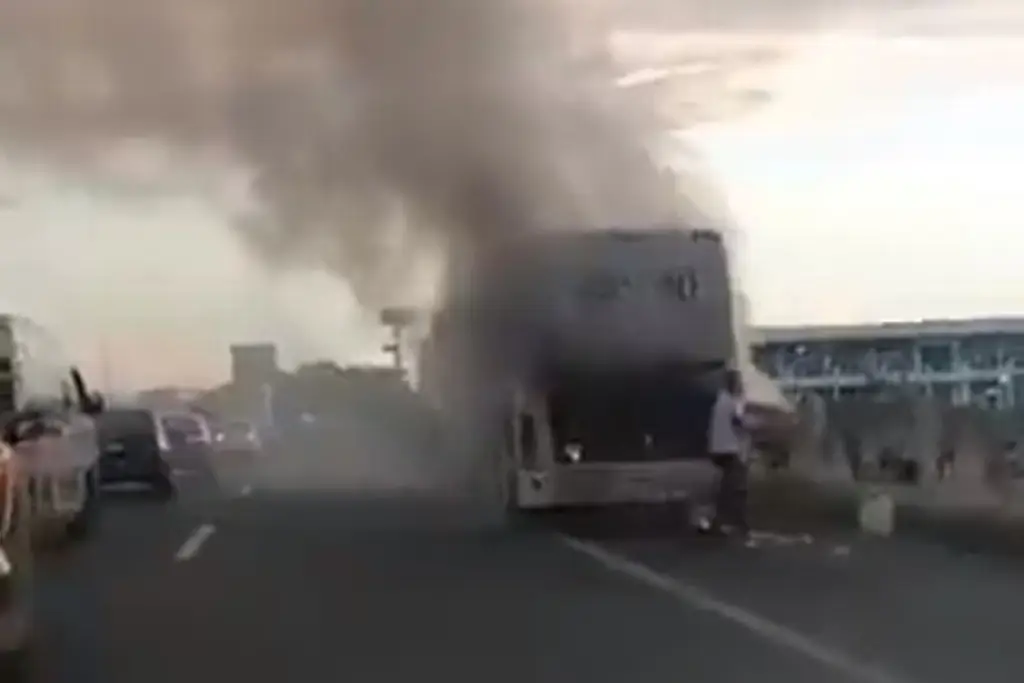 Se incendia autobús que transportaba niños de un equipo de futbol