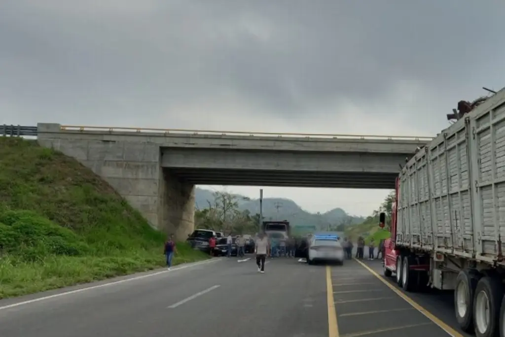 Bloquean carretera federal 140 Veracruz-Paso de Ovejas