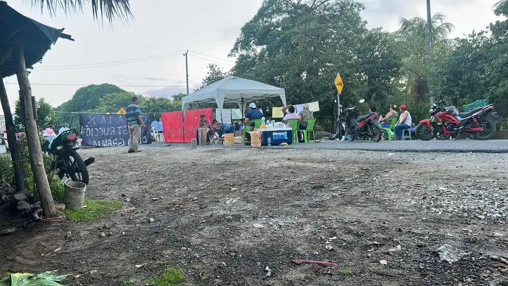 Sigue bloqueo en carretera Xalapa-Veracruz; cumple más de 18 horas