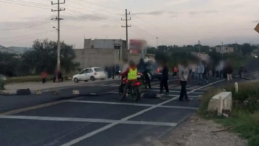 Bloquean carretera Tehuacán-Córdoba, tramo Tehuacán-Orizaba