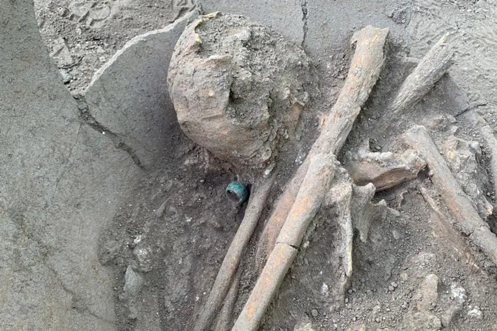 Descubren osamenta humana y anillo de jade de 1,200 años