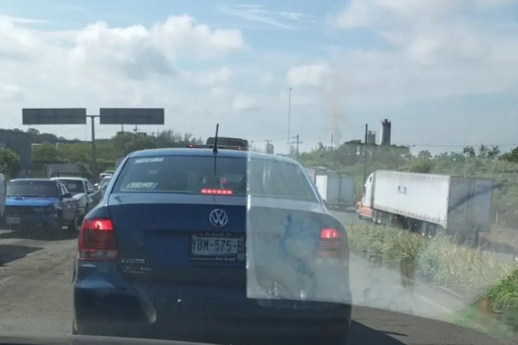 Reportan 5 km de fila de autos en autopista Cd. Mendoza-Córdoba por deslave