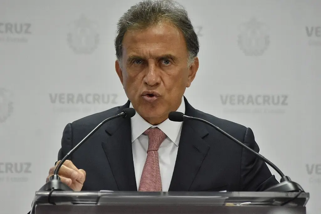 Confirma AMLO que hay dos denuncias contra Yunes Linares en la FGR