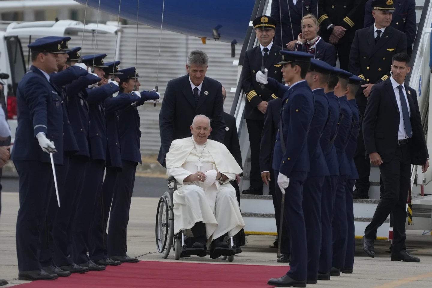 El Papa pide a Europa que trabaje por la paz tras llegar a Portugal para un encuentro de jóvenes