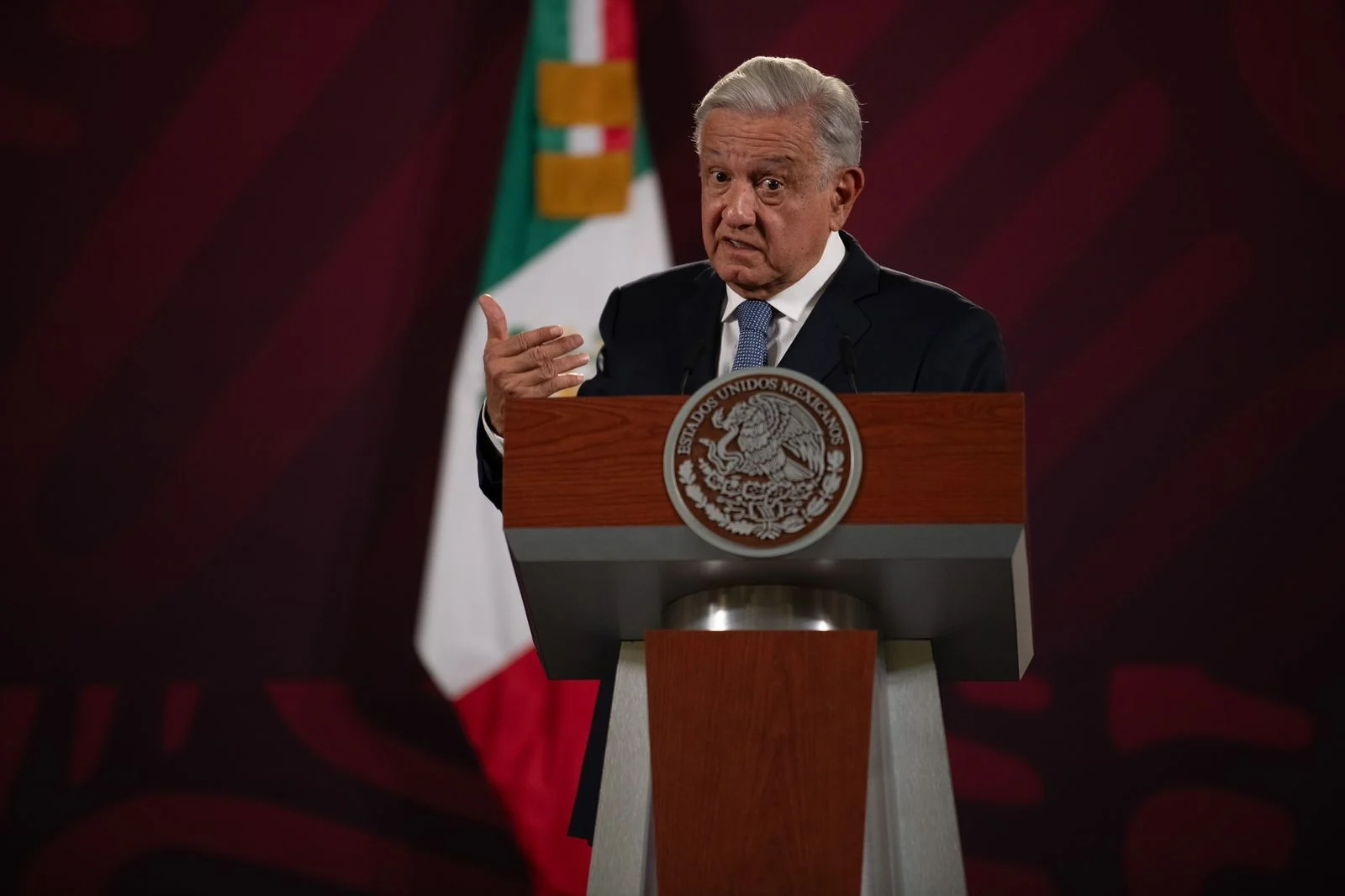 «Grotesco y absurdo» que digan que con los libros de texto se inyectará el virus del comunismo: AMLO