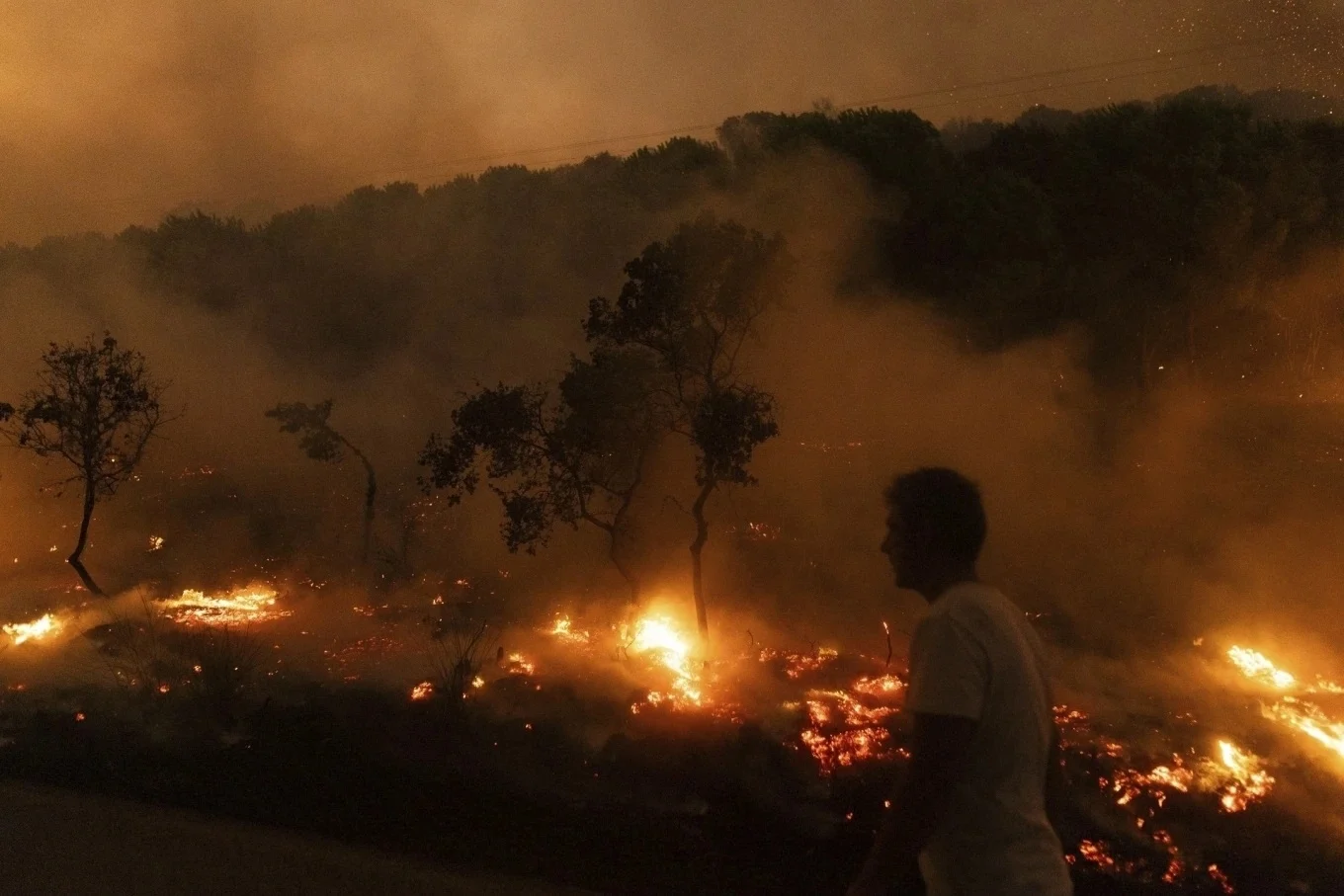 El mayor incendio en la historia de la UE sigue activo en Grecia