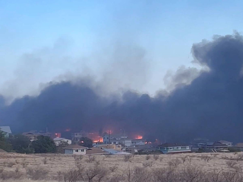 Incendios forestales en Hawái provocan evacuaciones masivas y casas destruidas