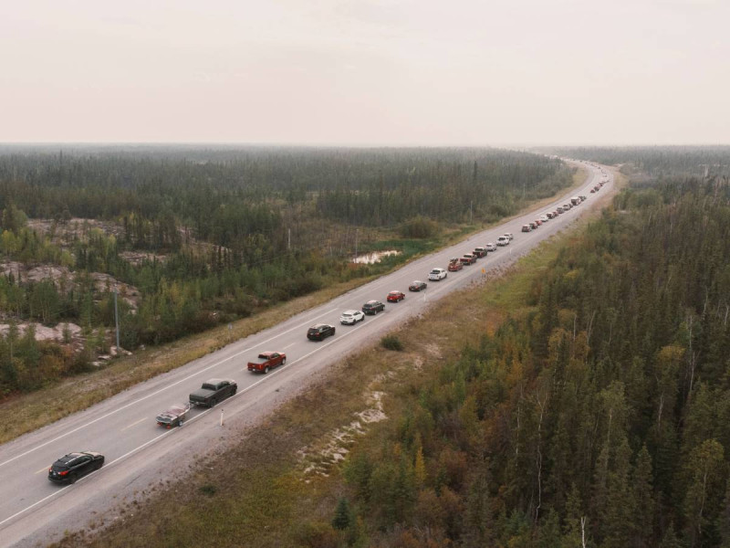 Miles huyen de los incendios en el norte de Canadá; les dan hora límite para evacuar