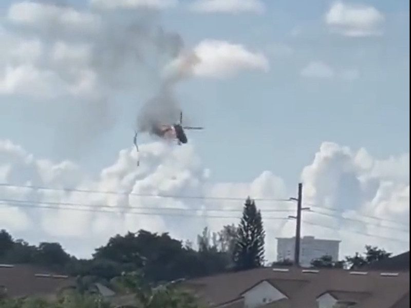 Helicóptero de bomberos cae en departamentos en Florida, hay dos muertos