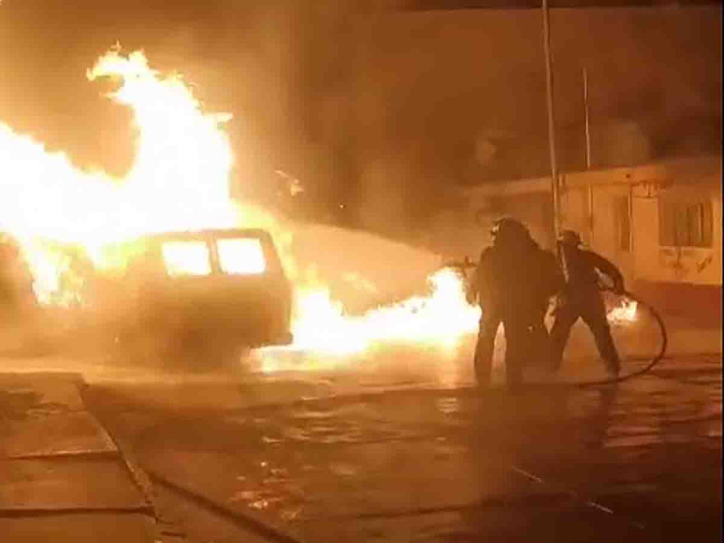 Arde camioneta con huachicol cerca de presidencia municipal en Hidalgo