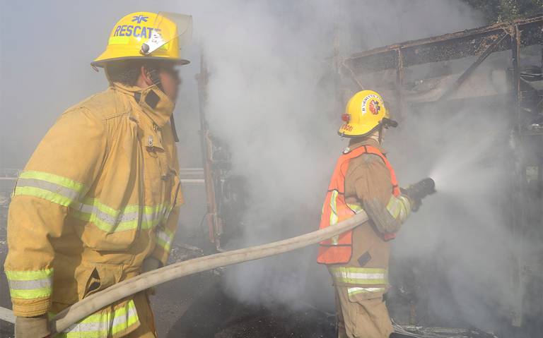 Camión con carga de pollos se incendia en la carretera Totomoxtle-Cardel